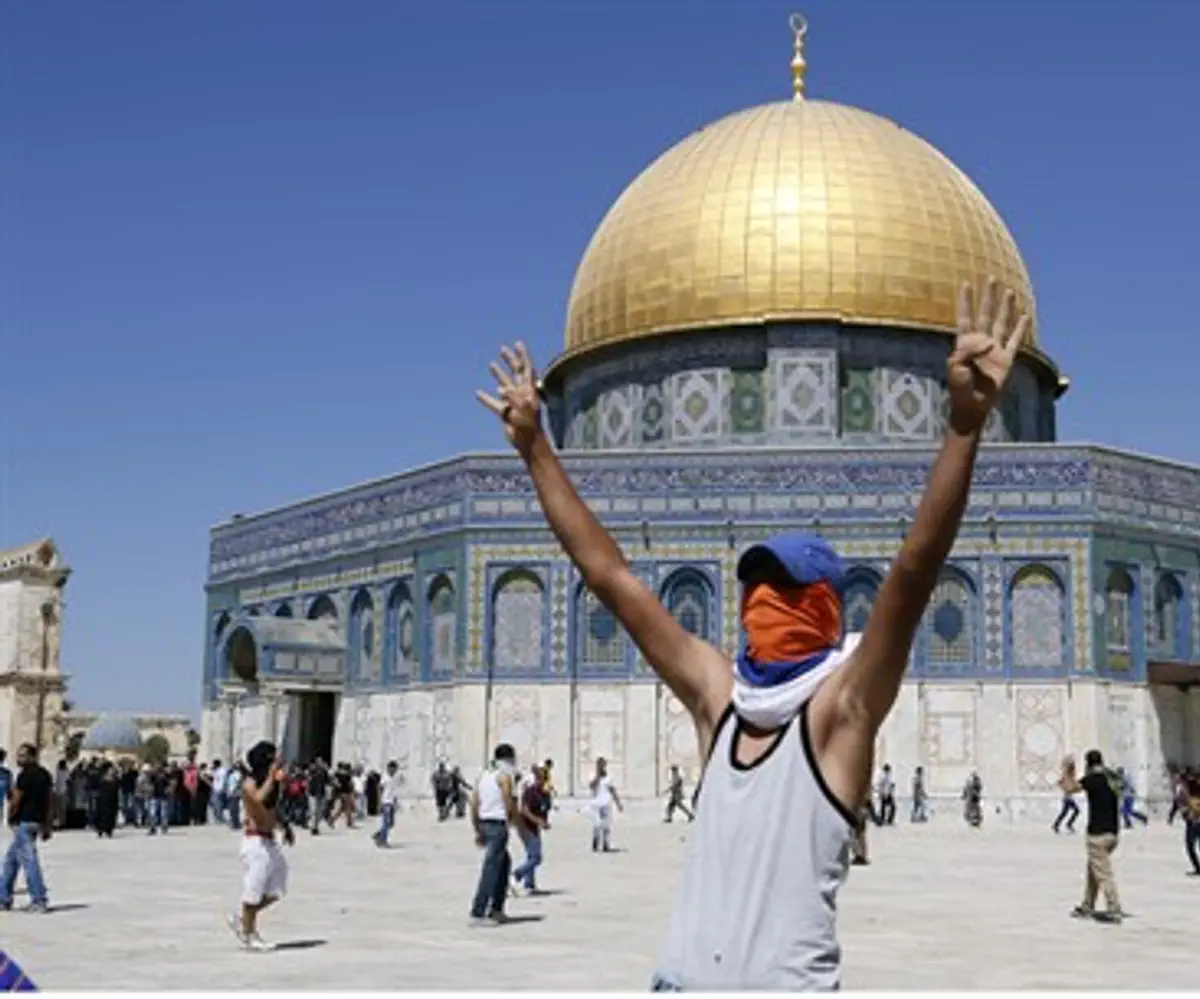 Arab rioters on the Temple Mount