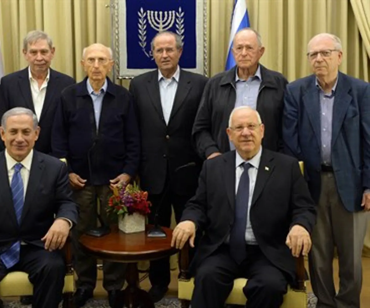 Netanyahu and Rivlin giving Mossad prizes