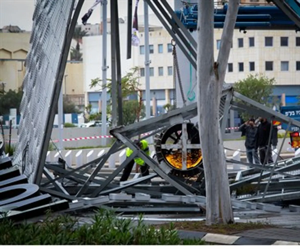Billboard collapsed in Netanya due to storm