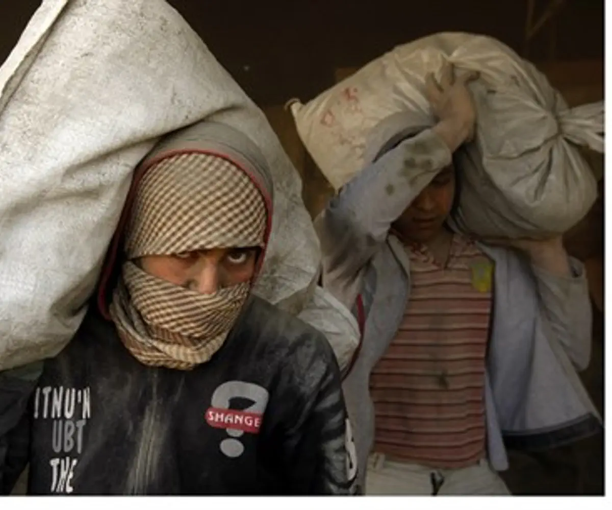 Gazan Arabs smuggle cement (file)