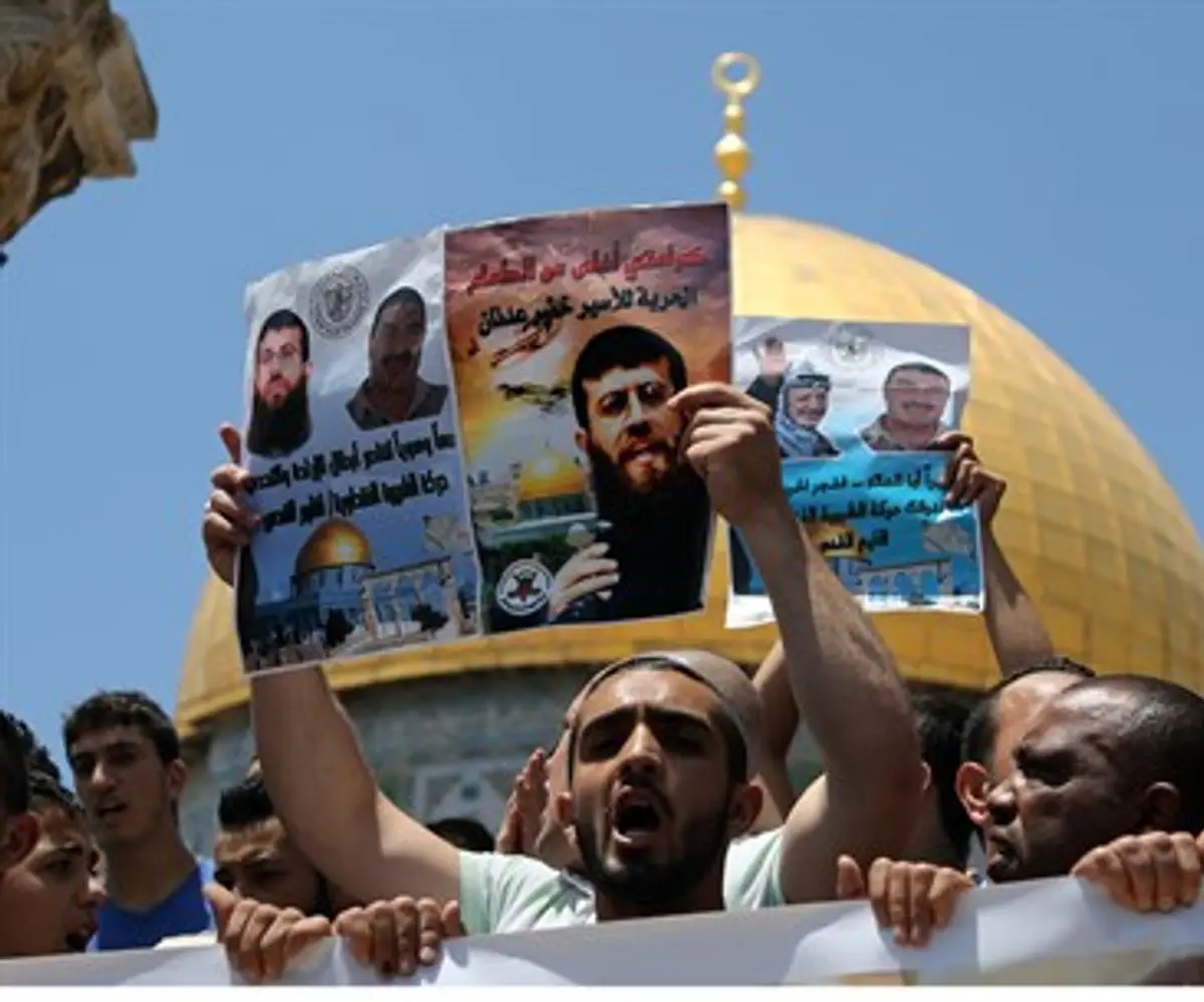 Arabs protest for Khader Adnan on Temple Mount