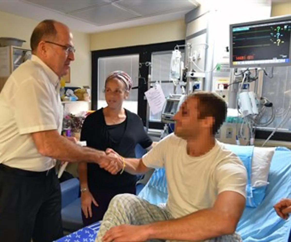 Moshe Yaalon visits soldiers at Tel Hashomer Hospital