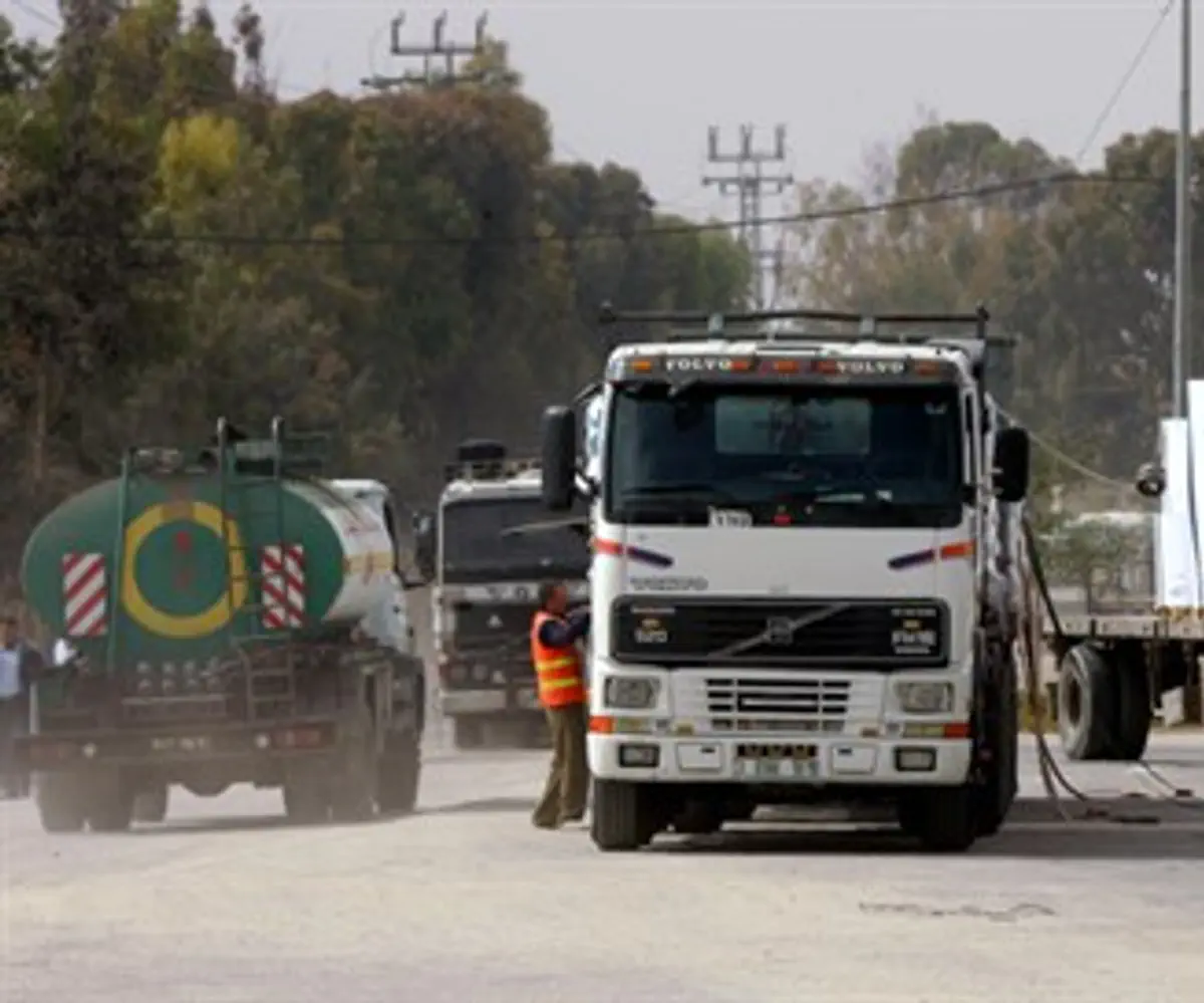 Trucks with food supplies enter Gaza through Kerem Shalom