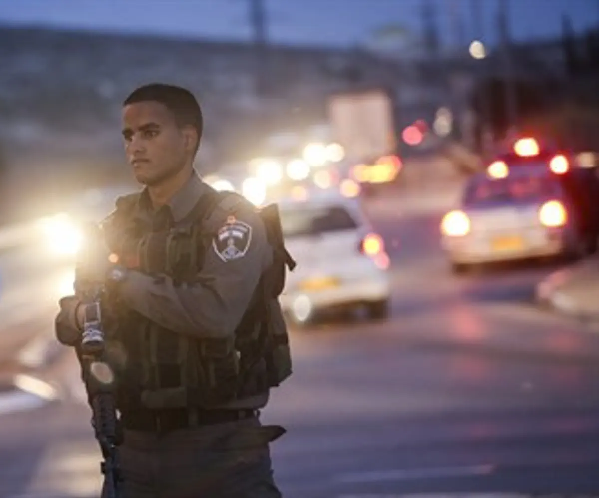 Border Police officer on road outside Kiryat Arba/Hevron (file)