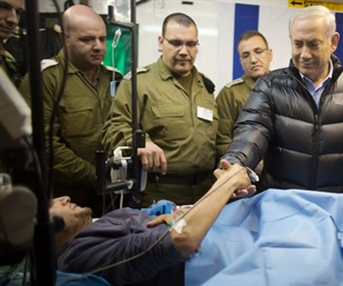 Prime Minister Netanyahu shakes hand with wounded Syrian in Israeli hospital