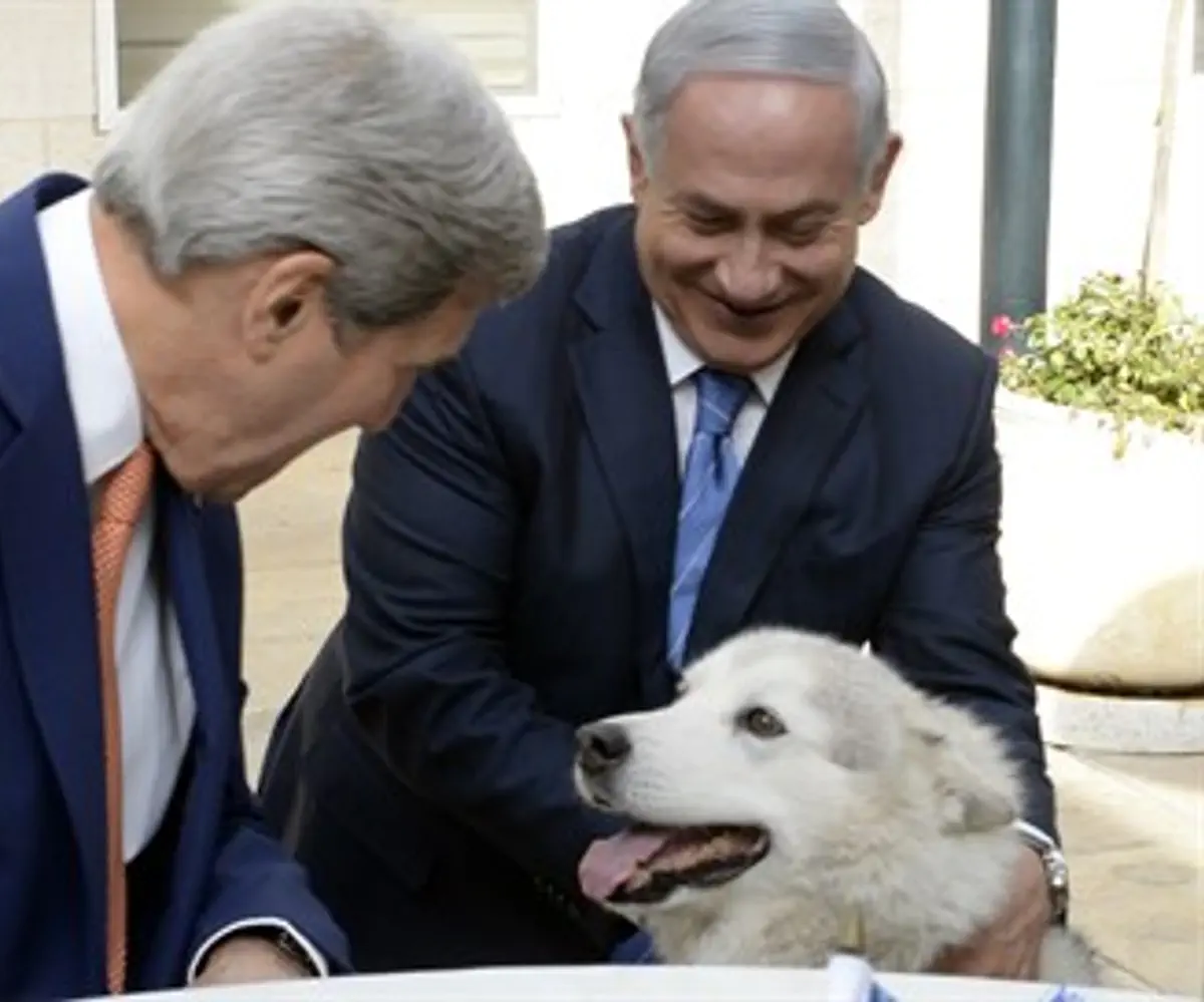Binyamin Netanyahu introduces John Kerry to his dog Kaiya