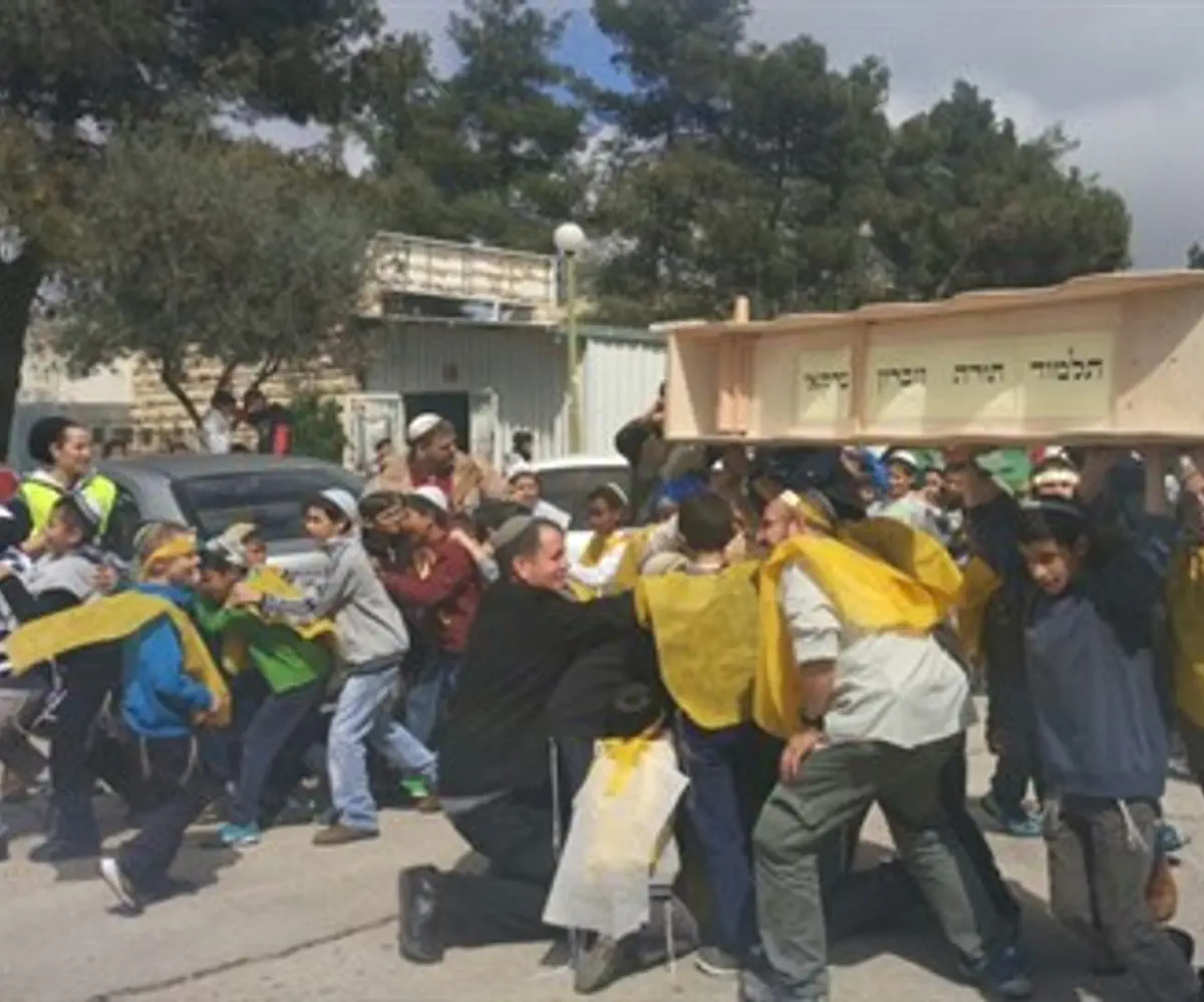 Kiryat Arba regional council head and students with the grogger