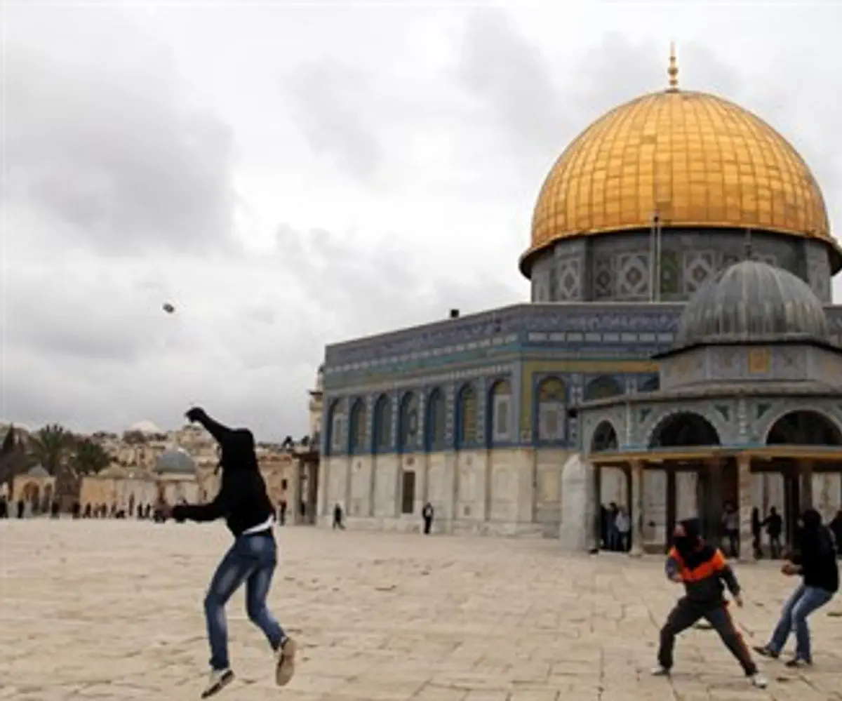 Arab rioters on Temple Mount (file)