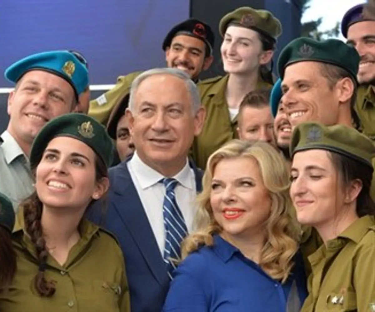 Binyamin and Sarah Netanyahu indulge in selfies with soldiers