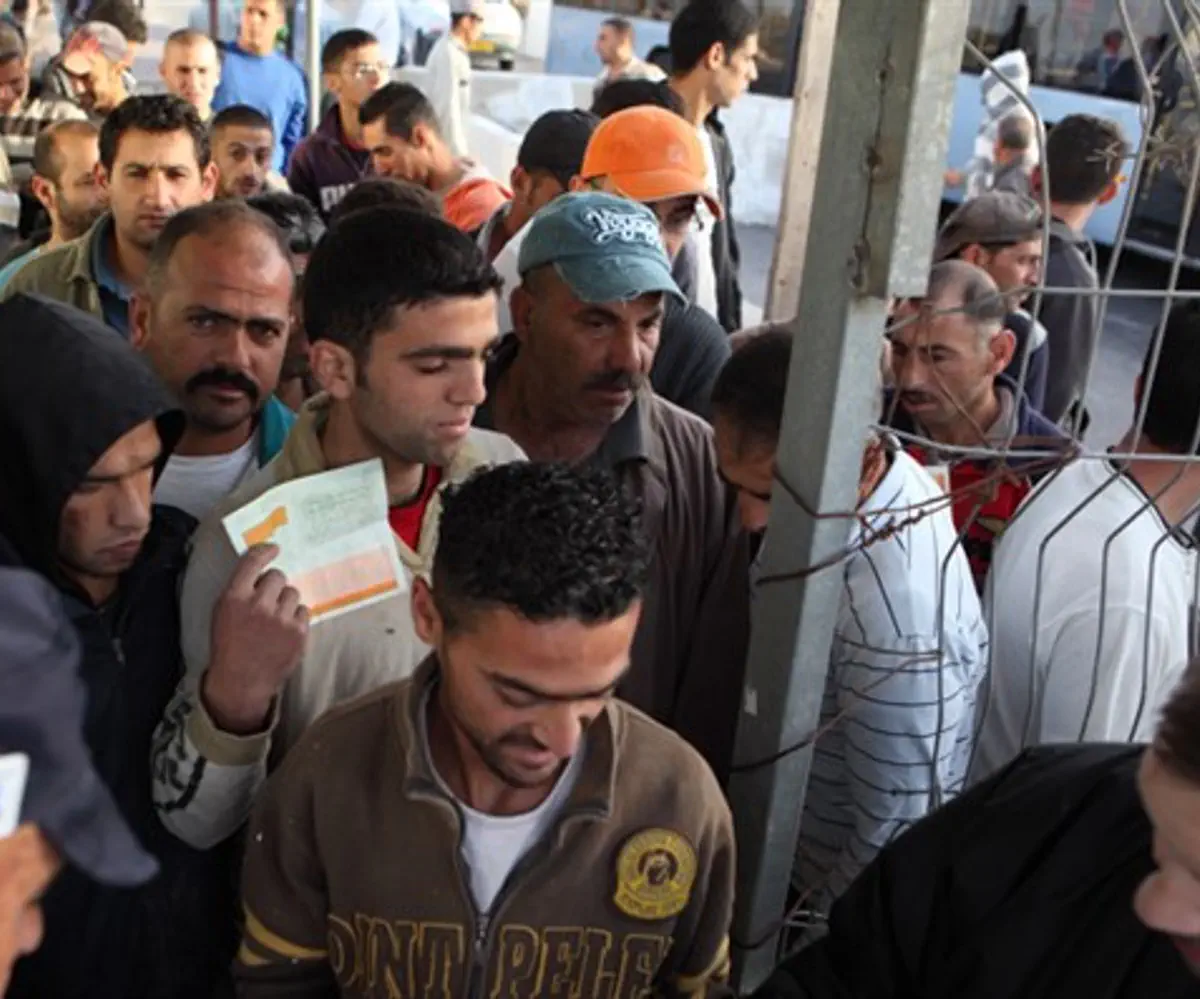 Arab workers enter Israel