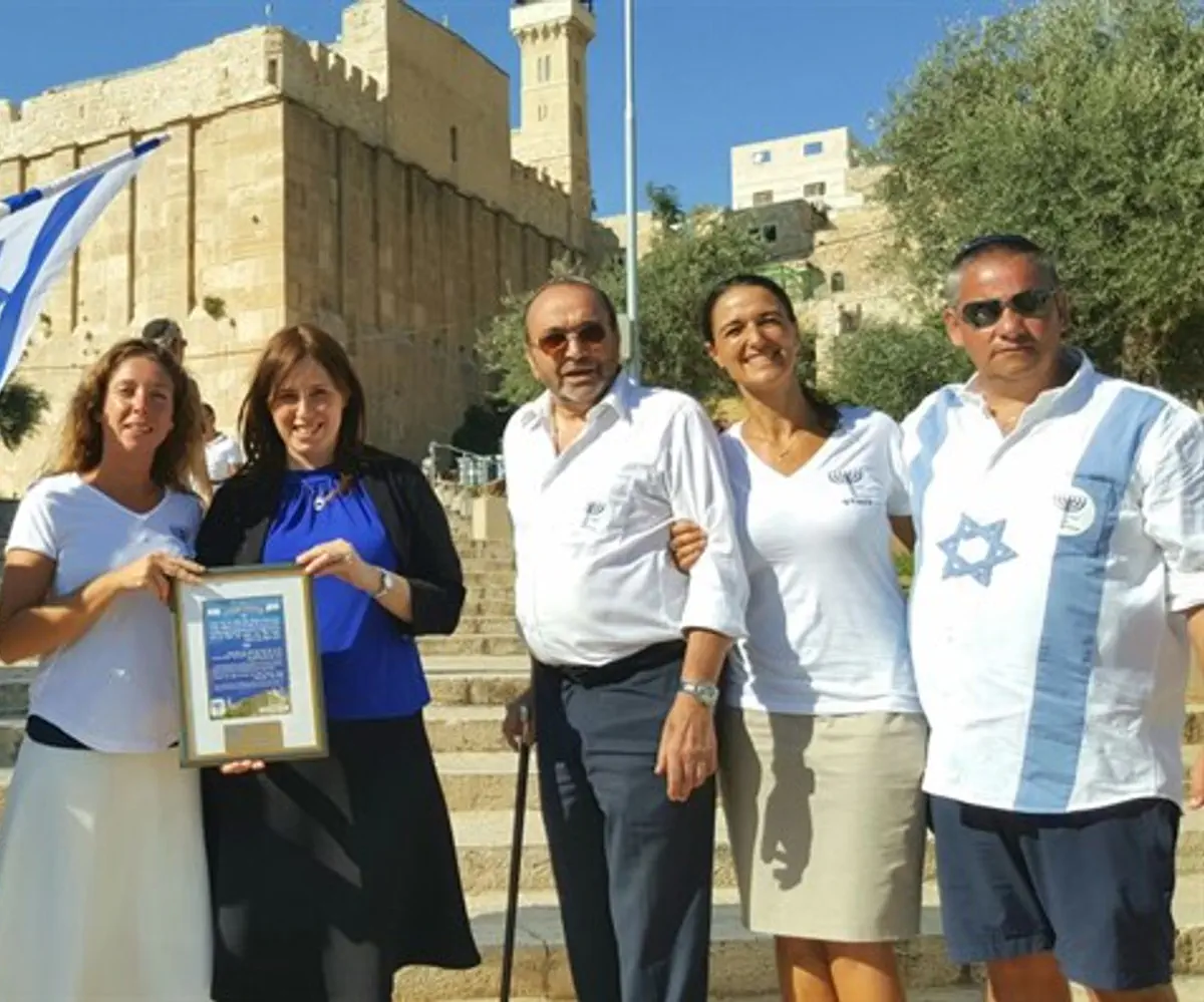 Tzipi Hotovely with French immigrants at the Cave of Machpela