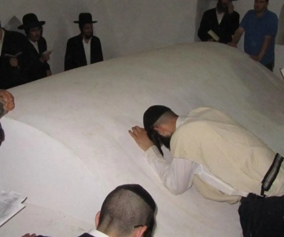 Worshippers at the tomb of Yehoshua ben Nun