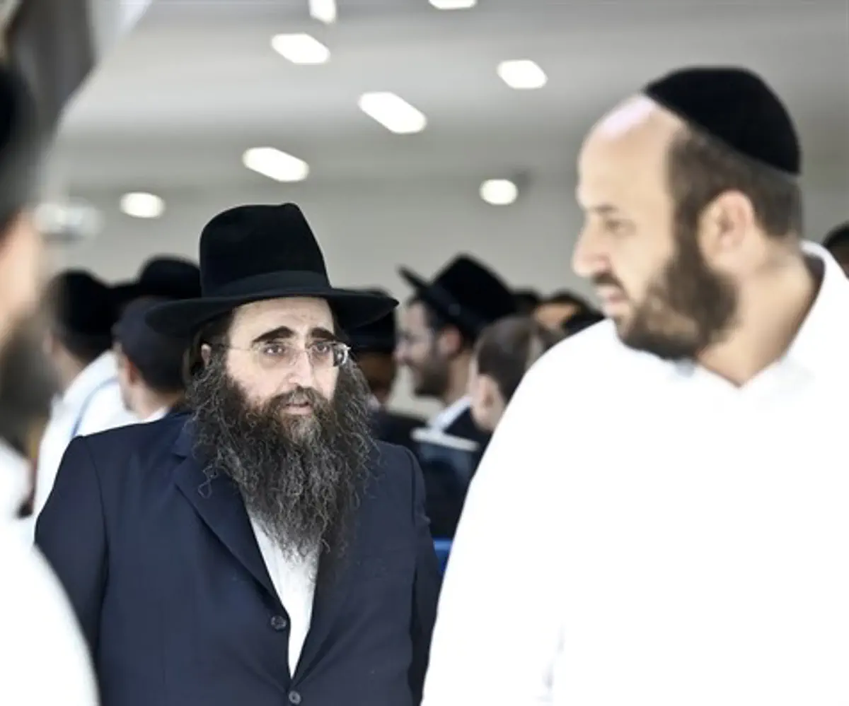 Rabbi Pinto accompanied by his followers. Archive.