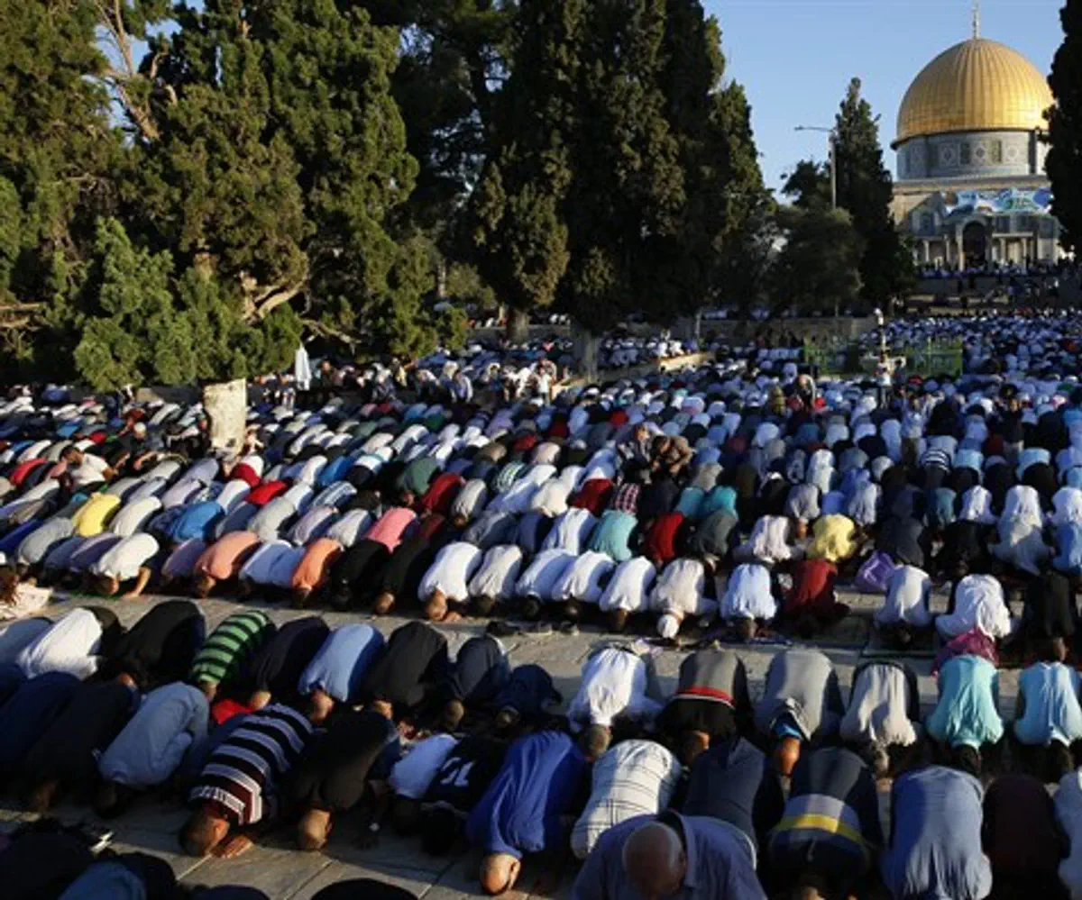 Muslims turn their backs to Al-Aqsa during prayer