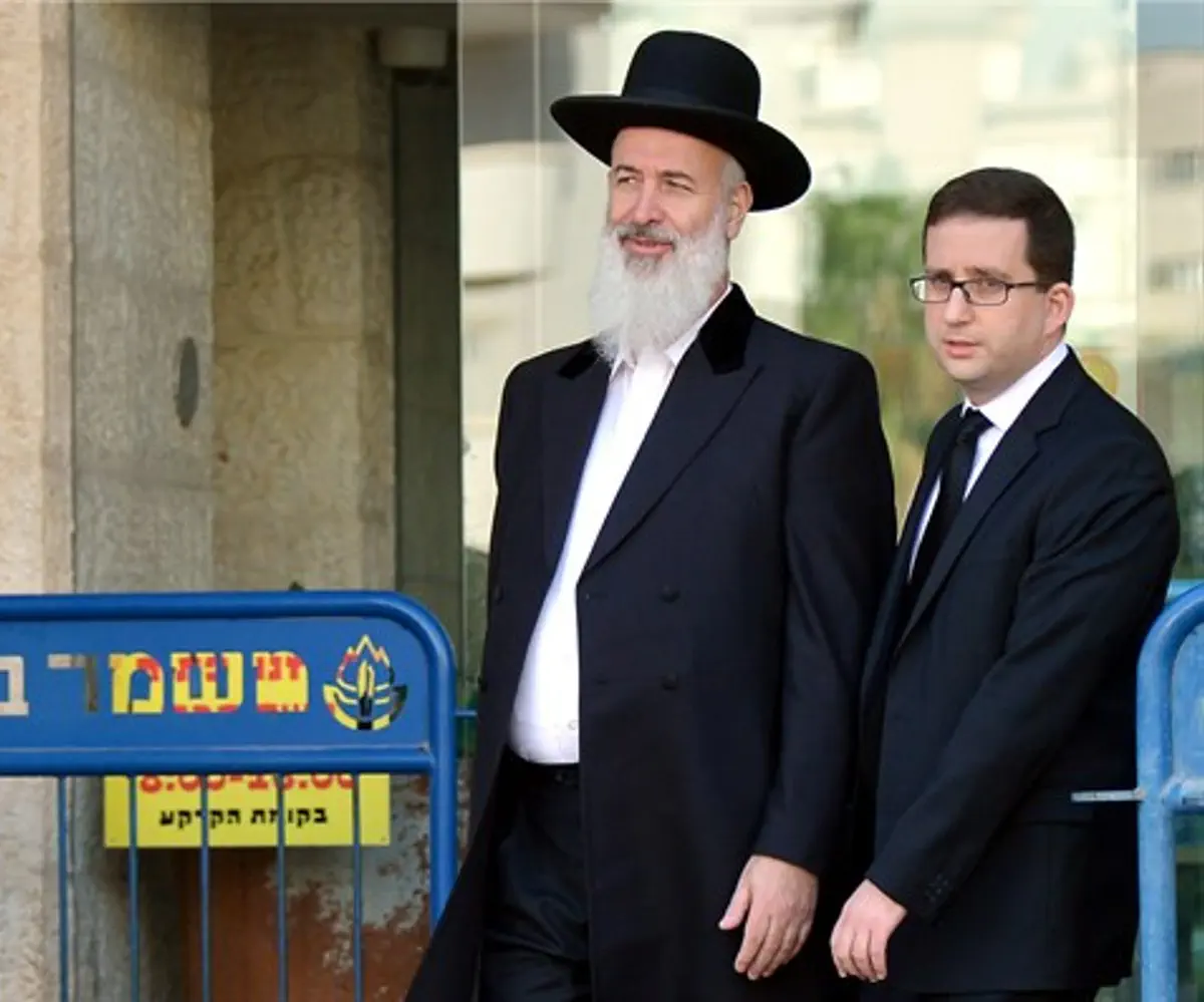 Rabbi Yonah Metzger outside of court