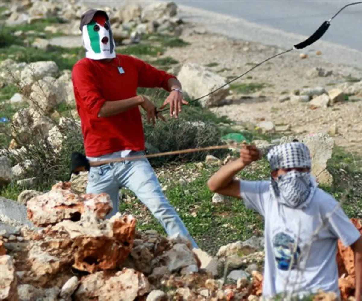 Rock-throwing Arab teens (file)
