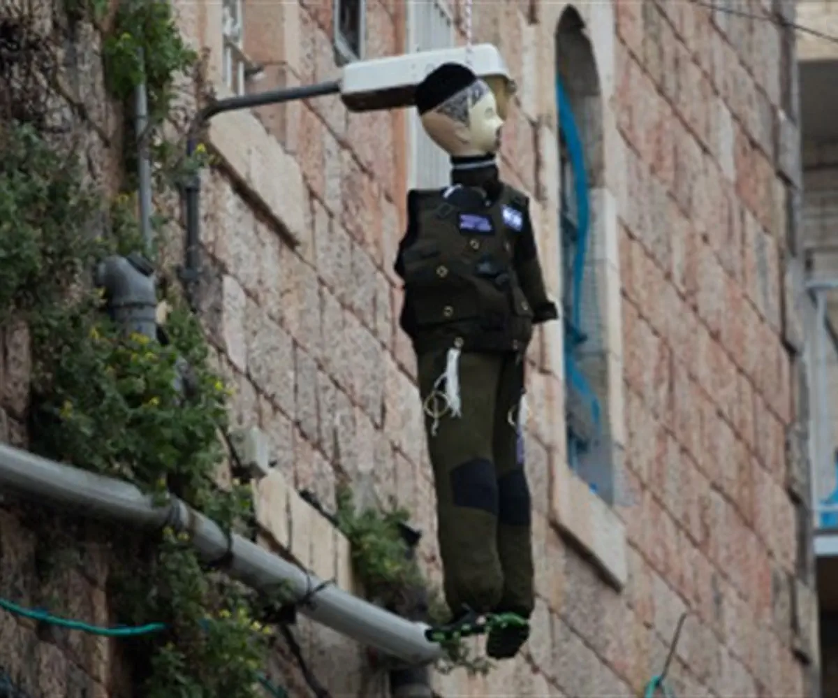 Dummy dressed as soldier hanged in effigy in Meah Sharim