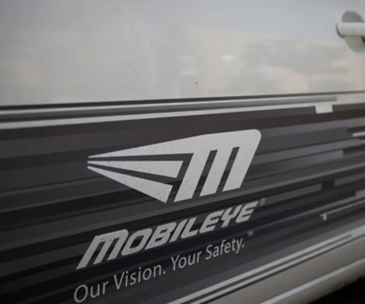 Monileye logo on car