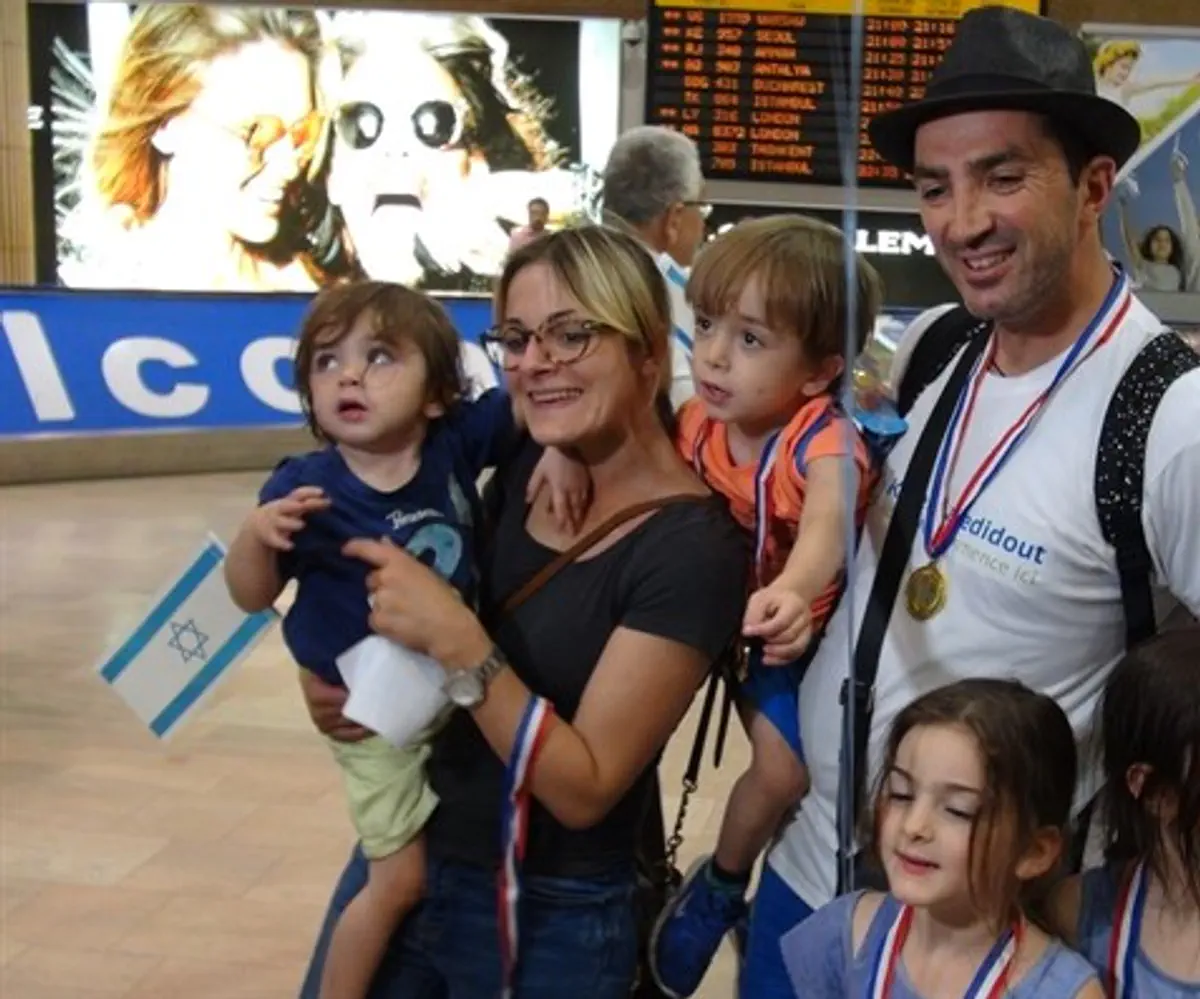 The Shurki family arrives in Israel