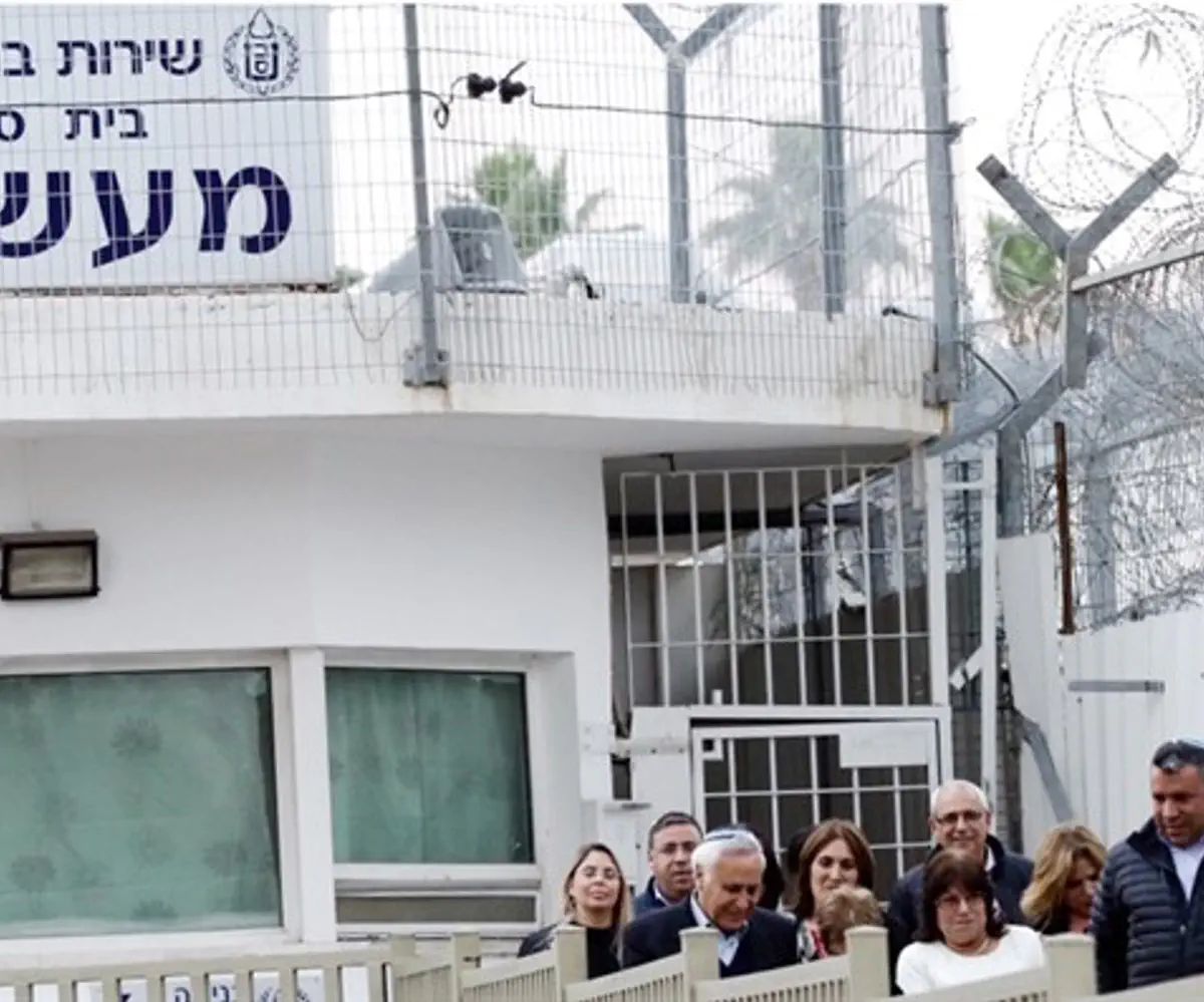 Former President Katzav leaves Masiyahu Prison with wife, 2016