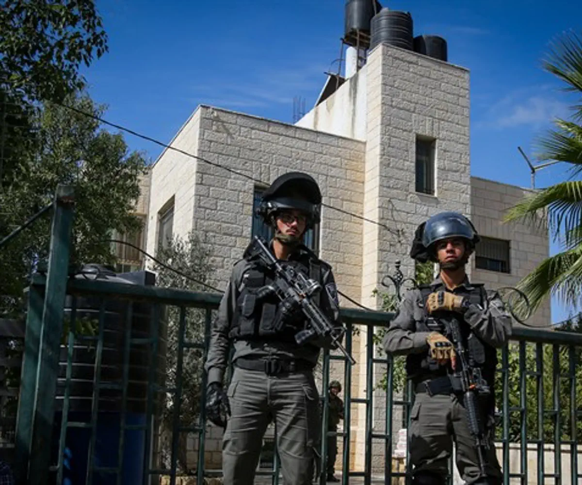 Israeli forces outsidwe of Har Adar murderer's house