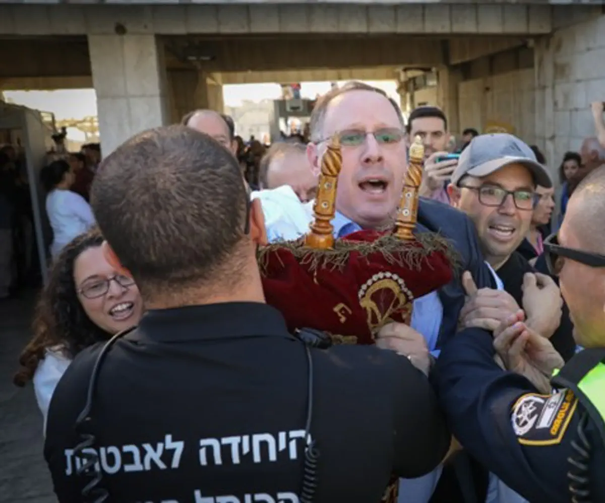 Reform leaders attempt to enter Western Wall Plaza