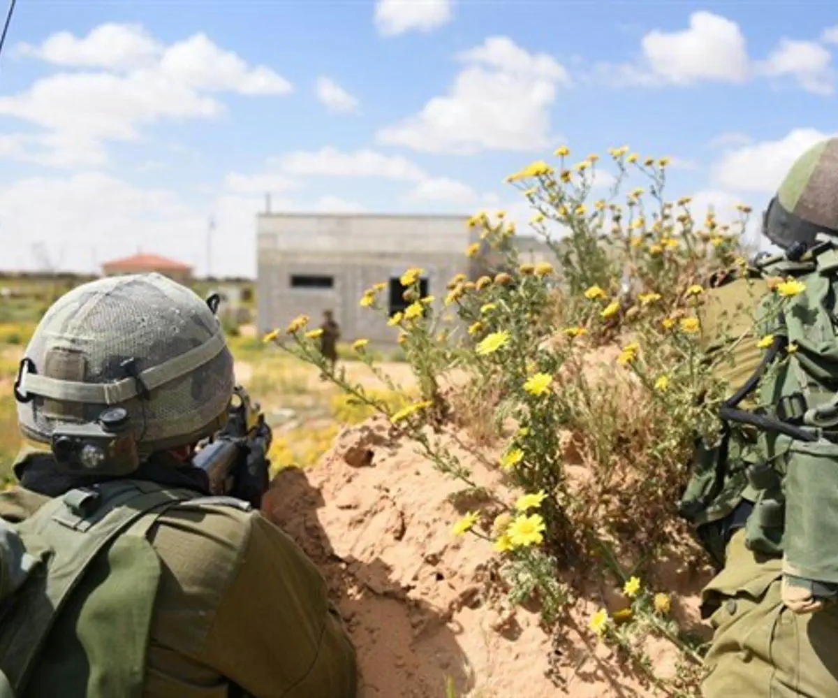 IDF soldiers advancing on objective