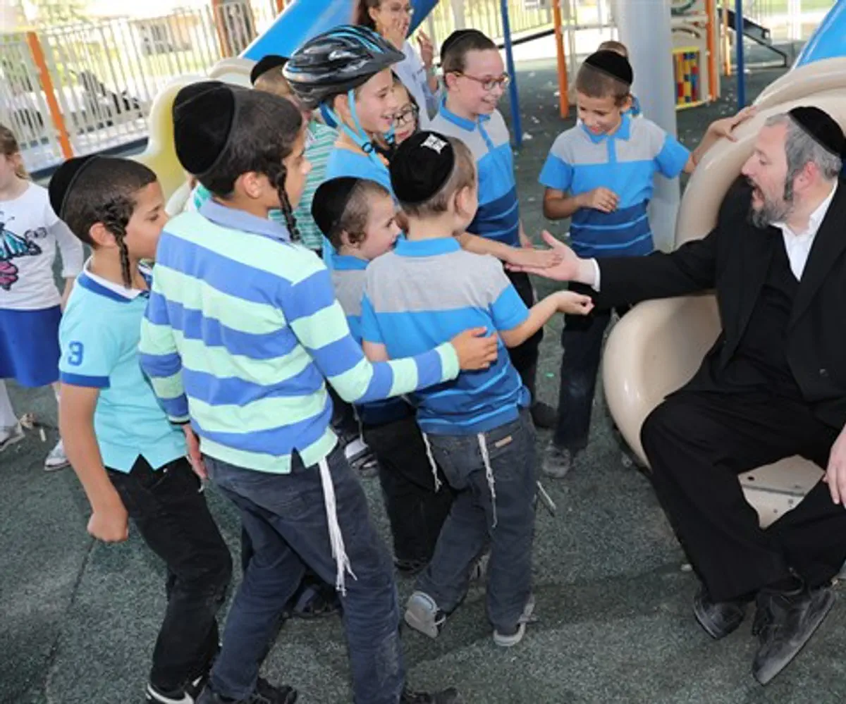 Beitar Illit Mayor Rubenstein speaks with local children