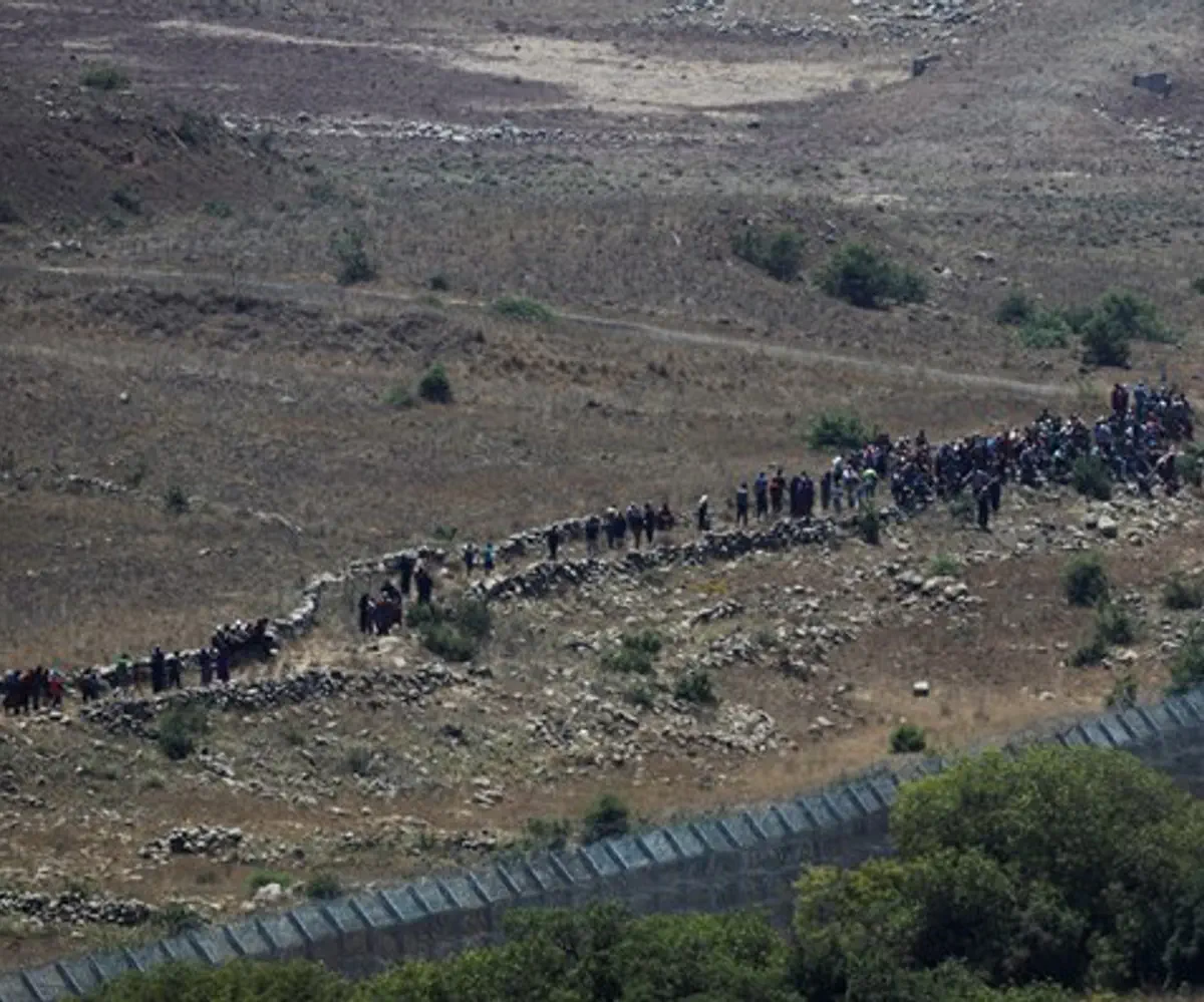 Syrian refugees approaching Israeli border