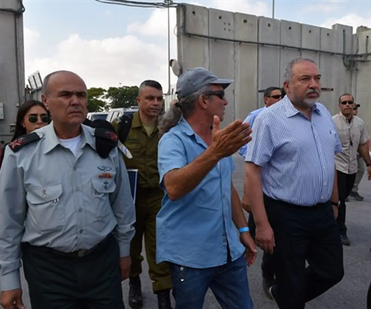 Liberman at the Kerem Shalom Crossing