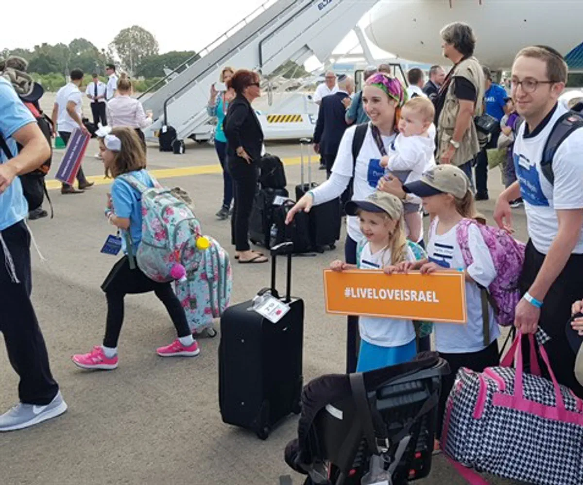 New olim arrive in Israel on Nefesh B'Nefesh flight