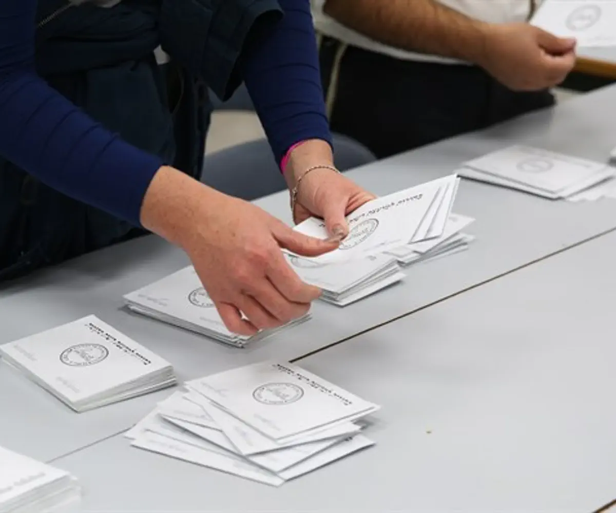 Workers count votes for Municipal Elections
