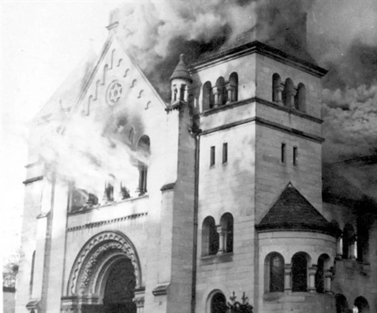 Synagogue burning on Kristallnacht