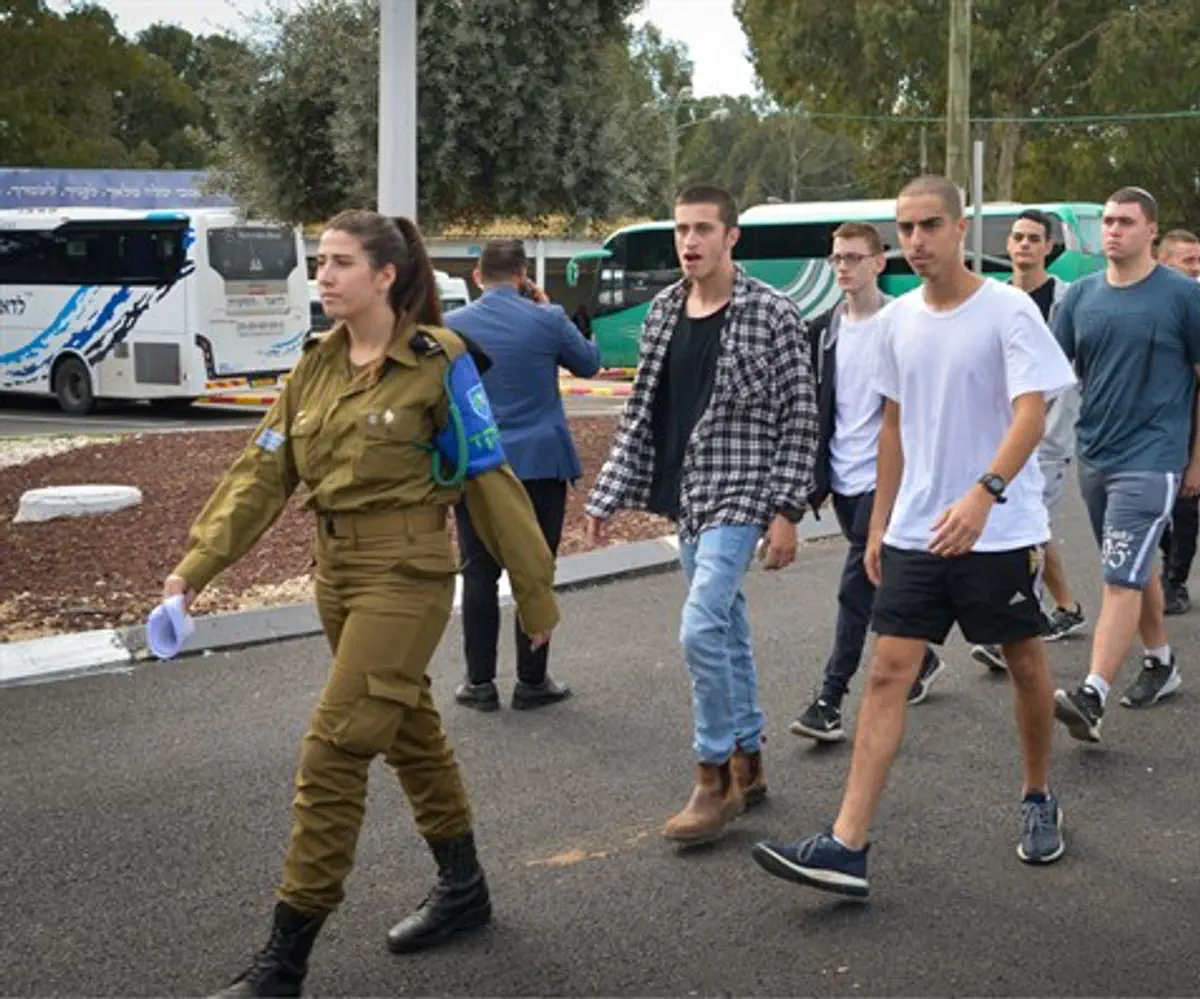 Newly recruited Israeli soldiers at Tel haShomer army base
