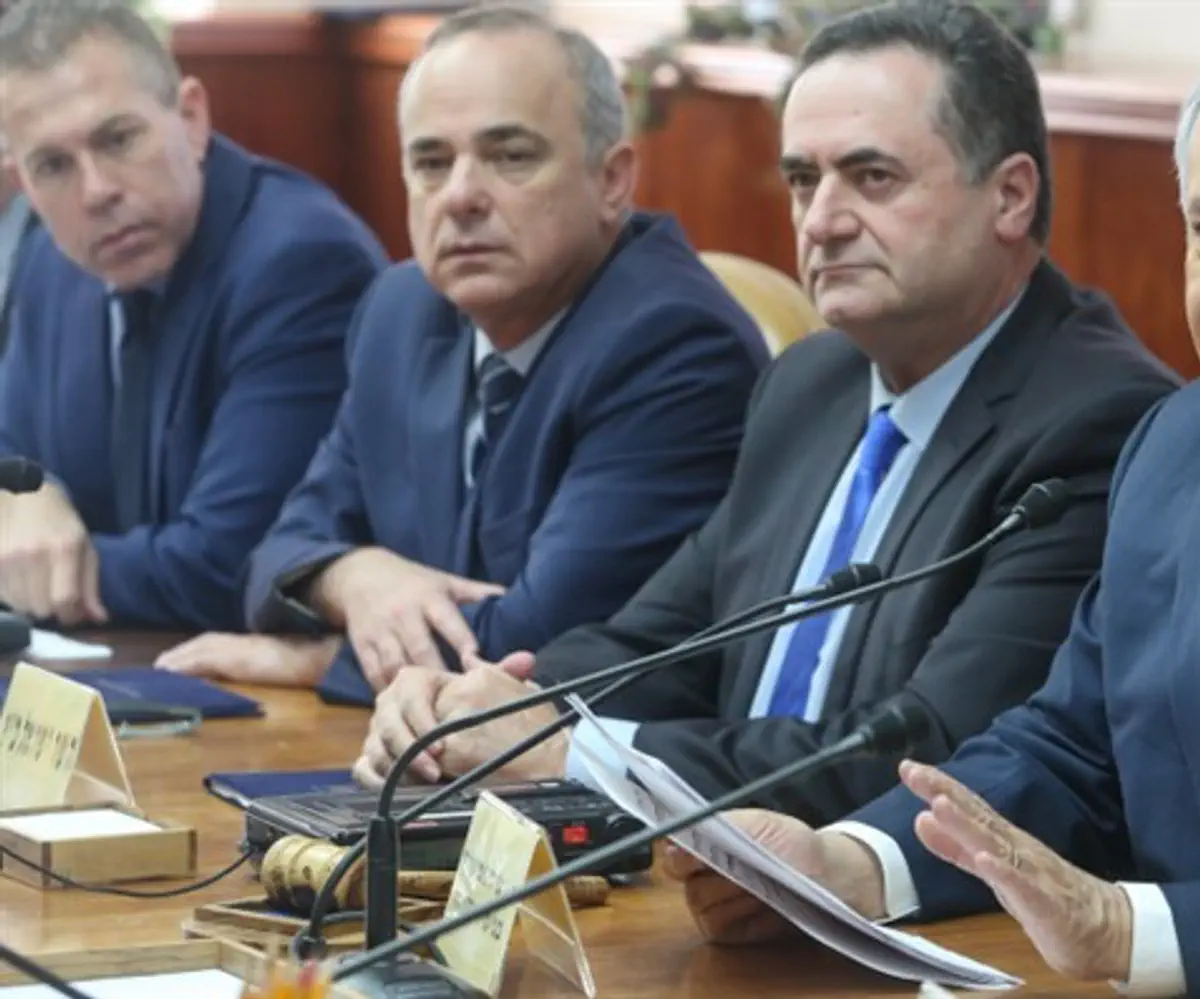 Binyamin Netanyahu at cabinet meeting