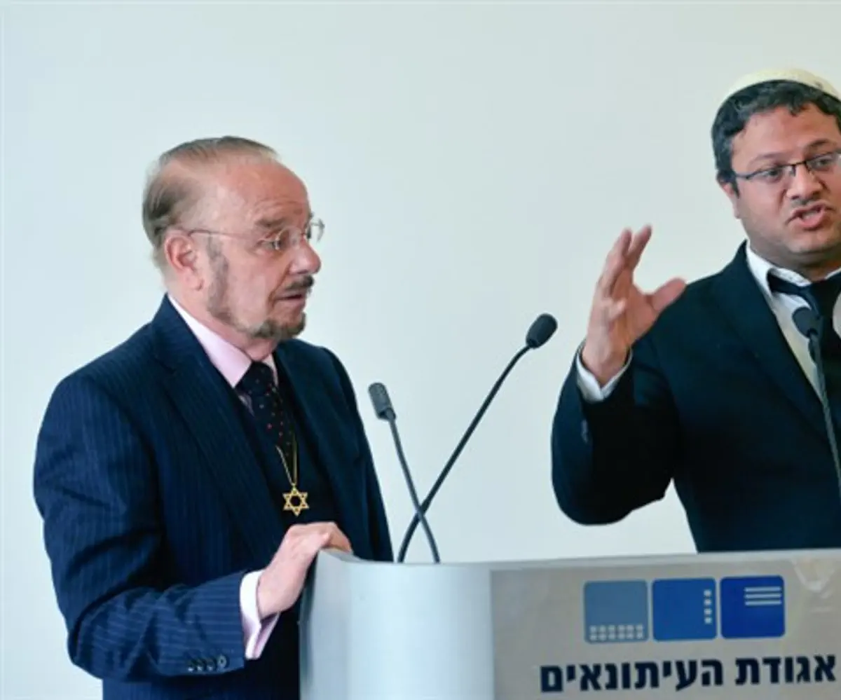 Yoram Sheftel and Itamar Ben-Gvir at 2016 press conference on Duma trial
