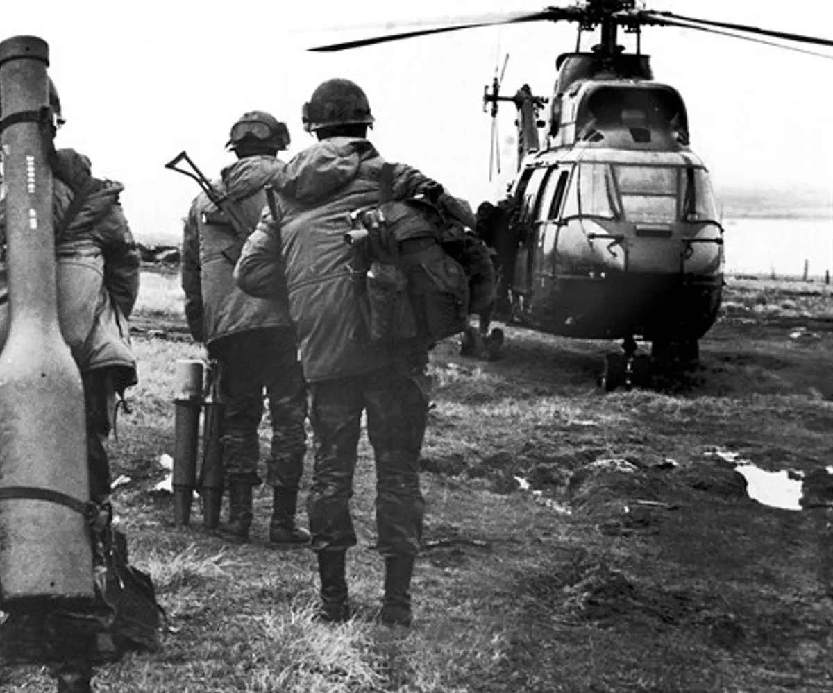 Argentinean soldiers board helicopter during 1982 Falkland War 