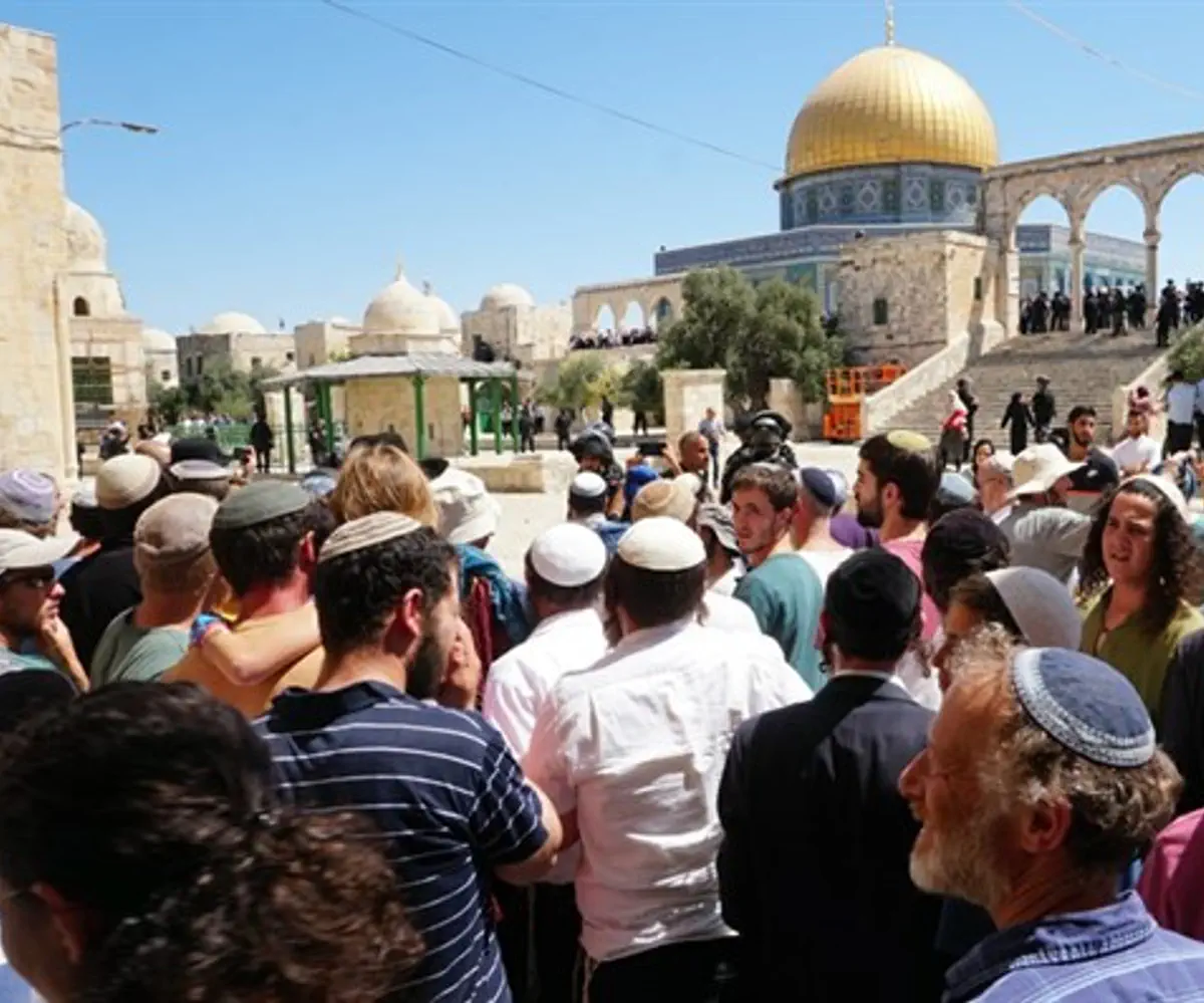 Jews ascending Temple Mt on Tisha B'Av
