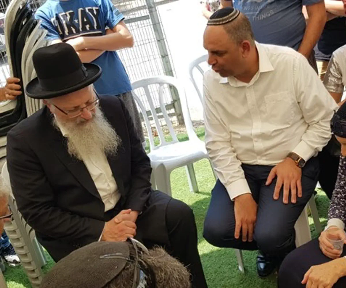Rabbi Eliyahu pays condolences to Shnerb family