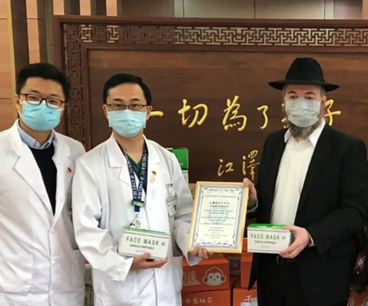 Rabbi Greenberg donates face masks to Children's Hospital of Fudan University