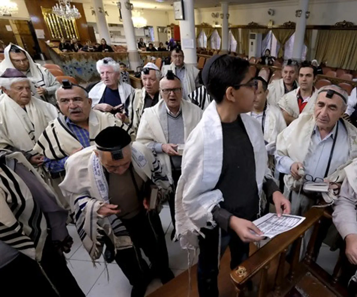"אין פה התבוללות, כל היהודים קשורים לבתהכ"נ ומתחתנים בתוך הקהילה". יהודים בביכ"ס