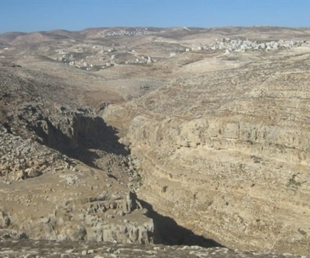 Mukhmas and the al-Aliliyat cliffs