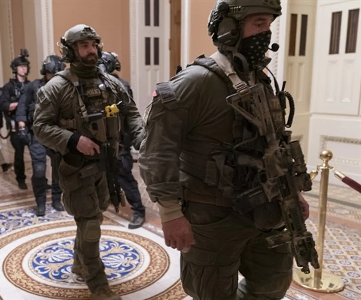 מאבטחים ואנשי משמר בבניין הקונגרס
