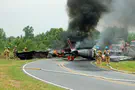 מטוס קל התרסק באמצע כביש ועלה בלהבות