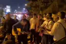 עשרות בחורים התאספו לשירה בזירת הפיגוע