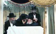 צפו: הרב קנייבסקי משתתף בשמחה מהחלון