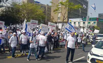 Disabled IDF veterans protest at defense ministry