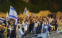 'Let IDF win': Demonstrators rally outside PM's residence