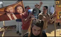 מפגינים מול בנט: "משקר לנו בפרצוף"