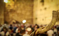 Netanyahu attends Ne'ilah Yom Kippur service at Western Wall